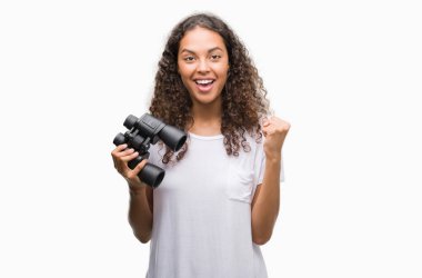 Duygu tezahürat genç İspanyol kadın gurur çığlık ve zafer ve başarı çok heyecanlı, kutluyor dürbün arıyor