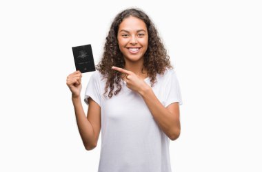 Avustralya pasaportu çok mutlu el ve parmak ile işaret tutan genç İspanyol kadın