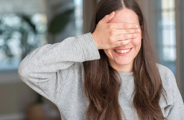 Ung Vacker Kvinna Hemma Ler Och Skrattar Med Handen Ansiktet — Stockfoto