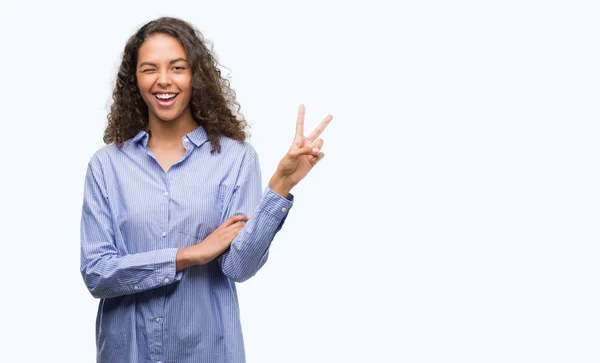 Jonge Spaanse Zakenvrouw Glimlachend Met Blij Gezicht Winking Camera Doen — Stockfoto