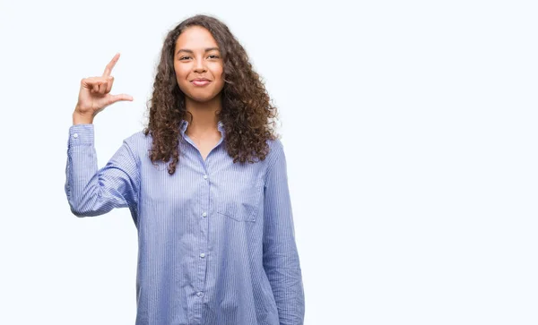 Joven Mujer Negocios Hispana Sonriendo Confiado Gesto Con Mano Haciendo —  Fotos de Stock