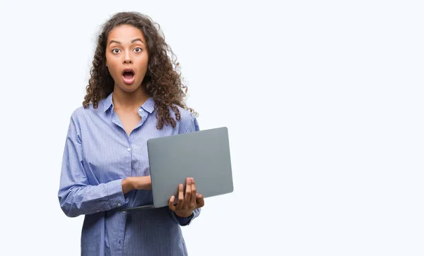 Jovem Hispânica Segurando Laptop Computador Assustado Choque Com Rosto Surpresa — Fotografia de Stock