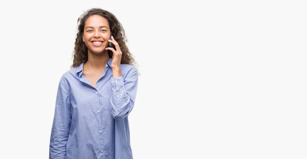 年轻的西班牙裔妇女使用智能手机与幸福的脸站在微笑着一个自信的微笑显示牙齿 — 图库照片