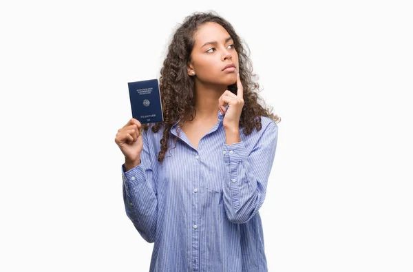 Mujer Hispana Joven Con Pasaporte Alemania Cara Seria Pensando Pregunta — Foto de Stock