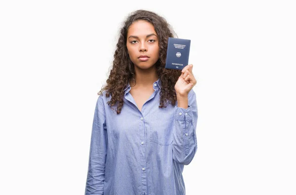 Jovem Hispânica Segurando Passaporte Alemanha Com Uma Expressão Confiante Rosto — Fotografia de Stock