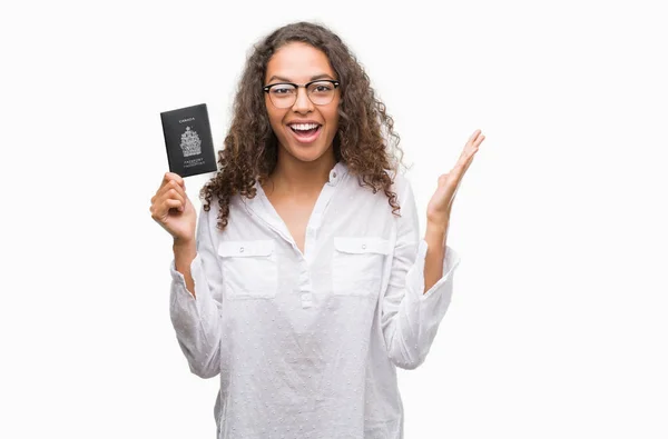 Jonge Spaanse Vrouw Met Paspoort Van Canada Erg Blij Opgewonden — Stockfoto