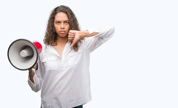 Mujer Hispana Joven Sosteniendo Megáfono Con Cara Enojada Signo Negativo — Foto de Stock