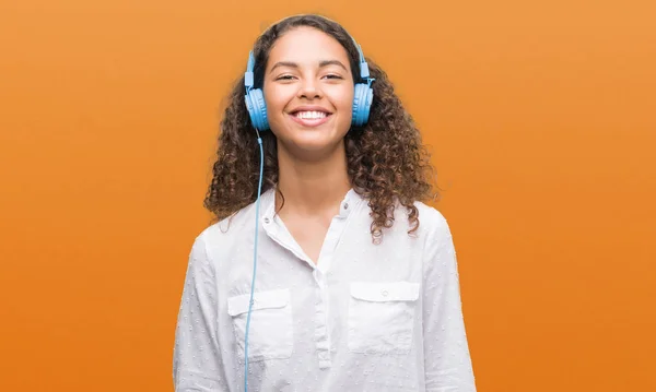 Mulher Hispânica Jovem Usando Fones Ouvido Com Rosto Feliz Sorrindo — Fotografia de Stock