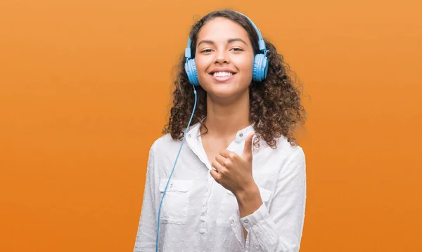 Jonge Spaanse Vrouw Dragen Hoofdtelefoon Blij Met Grote Glimlach Doen — Stockfoto