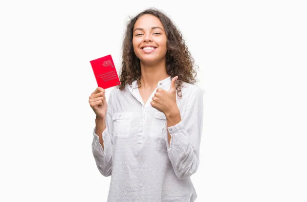 Junge Hispanische Frau Mit Schweizer Pass Glücklich Mit Breitem Lächeln — Stockfoto