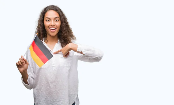 Mujer Hispana Joven Sosteniendo Bandera Alemania Con Cara Sorpresa Señalándose —  Fotos de Stock