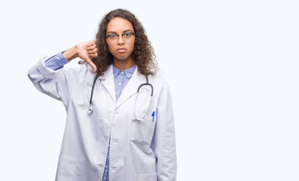 Joven Doctora Hispana Con Cara Enojada Signo Negativo Que Muestra — Foto de Stock