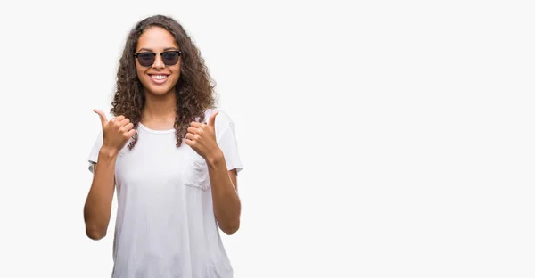 Mulher Hispânica Jovem Usando Óculos Sol Sinal Sucesso Fazendo Gesto — Fotografia de Stock