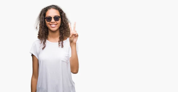 Mulher Hispânica Jovem Usando Óculos Sol Mostrando Apontando Para Cima — Fotografia de Stock
