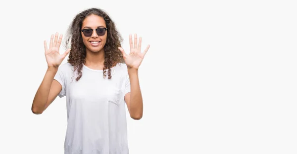 Mulher Hispânica Jovem Usando Óculos Sol Mostrando Apontando Para Cima — Fotografia de Stock
