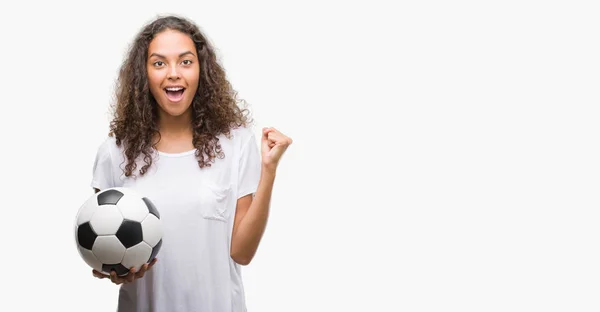 Joven Mujer Hispana Sosteniendo Pelota Fútbol Gritando Orgullosa Celebrando Victoria —  Fotos de Stock