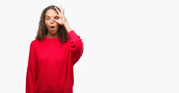Junge Hispanische Frau Rotem Pullover Tut Geste Schockiert Mit Überraschtem — Stockfoto