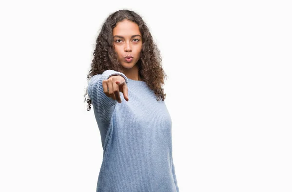 Bella Giovane Donna Ispanica Che Punta Con Dito Alla Fotocamera — Foto Stock