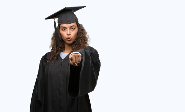 Jeune Femme Hispanique Portant Uniforme Graduation Pointant Doigt Vers Caméra — Photo