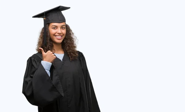 笑顔の サイン 優秀な兆候を親指をやって幸せな卒業制服を着た若いヒスパニック系女性 — ストック写真