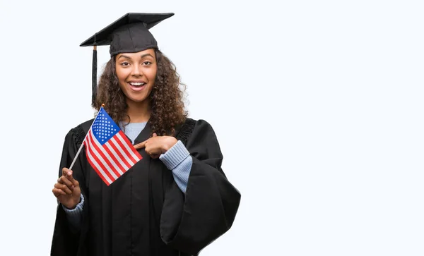 Mujer Hispana Joven Vistiendo Uniforme Graduación Sosteniendo Bandera Estados Unidos —  Fotos de Stock