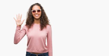 Güzel genç İspanyol kadın ve parmak beşinci ile gülümseyen ise kendinden emin ve mutlu yukarıyı gösteren güneş gözlüğü takıyor.