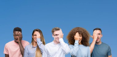 Grup mavi blackground el yüz ve sürpriz duygu kendinden emin gülümseme ile tek gözüyle kapsayan üzerine arkadaşıyla bileşimi.