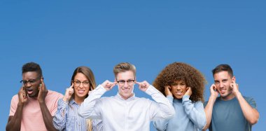 Grup mavi blackground kulakları ile yüksek sesle müzik gürültü rahatsız ifade parmaklarıyla kapsayan üzerine arkadaşıyla bileşimi. Sağır kavramı.