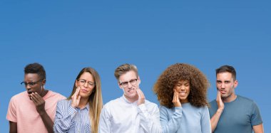 Mavi blackground diş ağrısı veya dişlerde dişlerle ilgili hastalık nedeniyle ağız acı ifadesi ile el ile dokunmak üzerinde arkadaş grubu bileşimi. Diş hekimi kavramı.