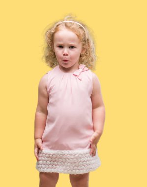 Güzel sarışın yürümeye başlayan çocuk el hareketi