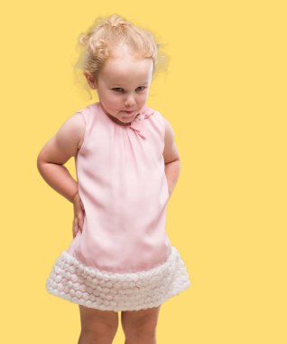 Güzel sarışın yürümeye başlayan çocuk el hareketi