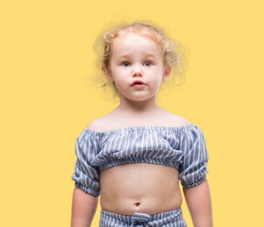 Güzel sarışın yürümeye başlayan çocuk el hareketi