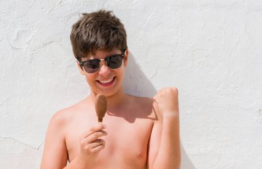 Duygu tezahürat genç çocuk gurur çığlık ve zafer ve başarı çok heyecanlı, kutluyor dondurma yemek tatil günleri