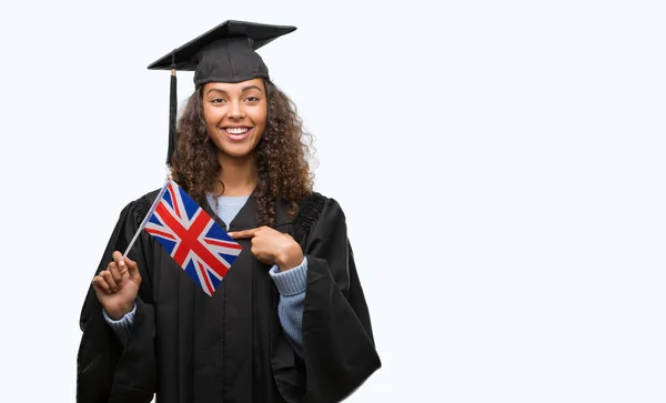 Jeune Femme Hispanique Portant Uniforme Graduation Tenant Drapeau Royaume Uni — Photo