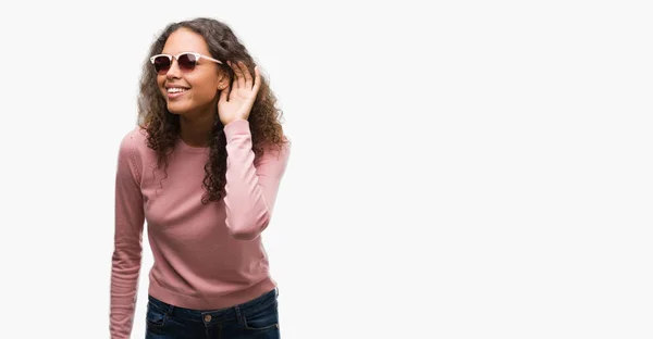 Bela Jovem Hispânica Usando Óculos Sol Sorrindo Com Mão Sobre — Fotografia de Stock