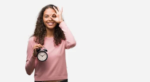 Mujer Hispana Joven Sosteniendo Despertador Con Cara Feliz Sonriendo Haciendo —  Fotos de Stock