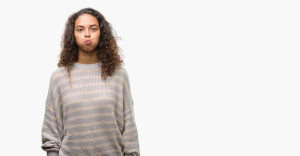 Schöne Junge Hispanische Frau Gestreiften Pullover Mit Aufgeblasenen Wangen Und — Stockfoto