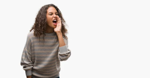 Schöne Junge Hispanische Frau Streifen Pullover Schreit Und Schreit Laut — Stockfoto