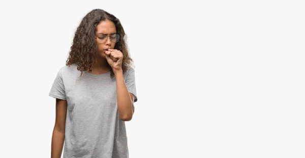 Mulher Hispânica Jovem Bonita Usando Óculos Sentindo Mal Tosse Como — Fotografia de Stock