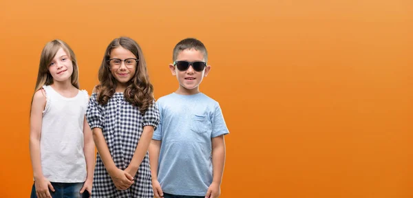 Grupo Niños Niñas Niños Sobre Fondo Naranja Con Una Cara —  Fotos de Stock