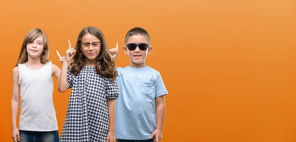 Group Boy Girls Kids Orange Background Surprised Idea Question Pointing — Stock Photo, Image