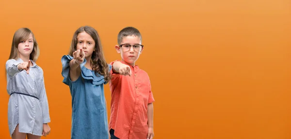 Grupo Niños Niñas Niños Sobre Fondo Naranja Señalando Con Dedo —  Fotos de Stock