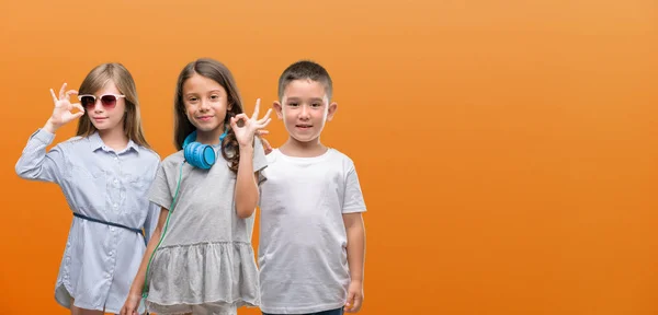 Gruppo Ragazzi Ragazze Bambini Sfondo Arancione Facendo Segno Con Dita — Foto Stock