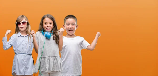 Gruppo Ragazzi Ragazze Bambini Sfondo Arancione Urlando Orgoglioso Celebrando Vittoria — Foto Stock