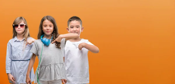 Group Boy Girls Kids Orange Background Surprise Face Pointing Finger — Stock Photo, Image