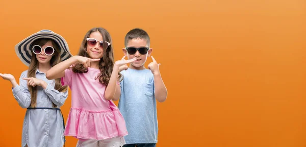 Grupo Niños Niñas Niños Sobre Fondo Naranja Muy Feliz Señalando —  Fotos de Stock