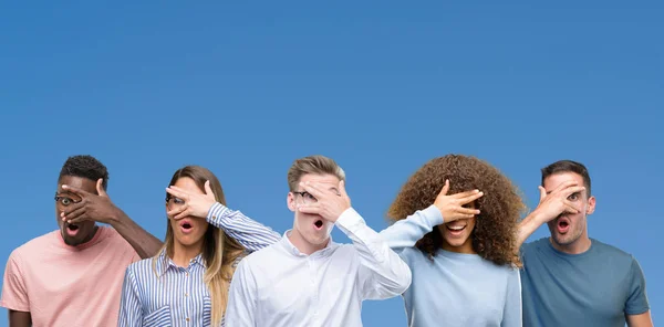 Composição Grupo Amigos Sobre Blackground Azul Espreitando Choque Cobrindo Rosto — Fotografia de Stock