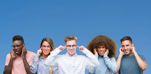 Sammansättning Gruppen Vänner Över Blå Blackground Som Täcker Öronen Med — Stockfoto