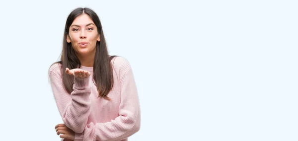 Jovem Bela Mulher Hispânica Vestindo Uma Camisola Olhando Para Câmera — Fotografia de Stock