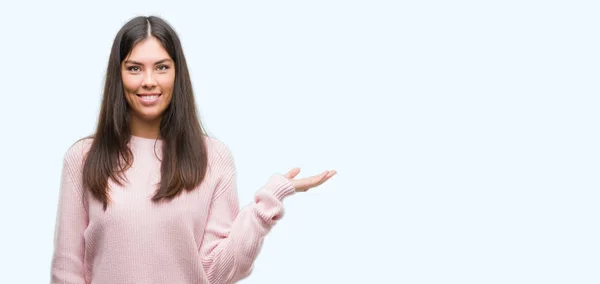 Jovem Mulher Hispânica Bonita Vestindo Uma Camisola Sorrindo Alegre Apresentando — Fotografia de Stock